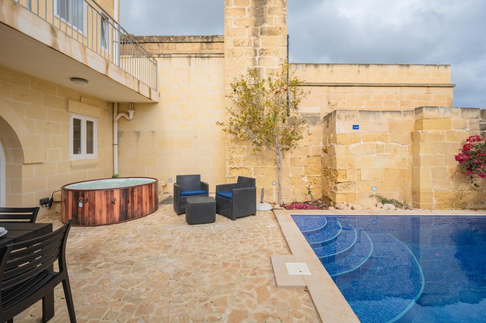 Ellie Boo With Pool And Hot Tub And Games Villa Xewkija