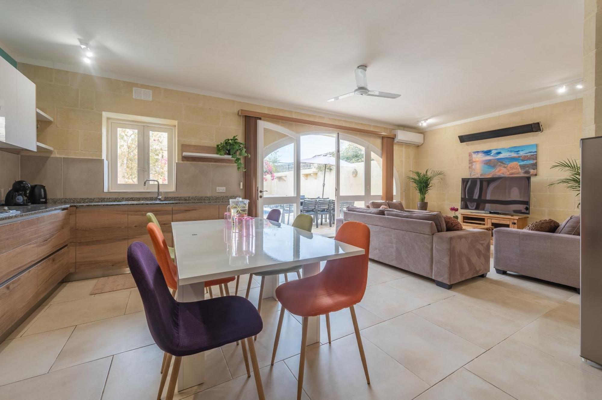 Ellie Boo With Pool And Hot Tub And Games Villa Xewkija
