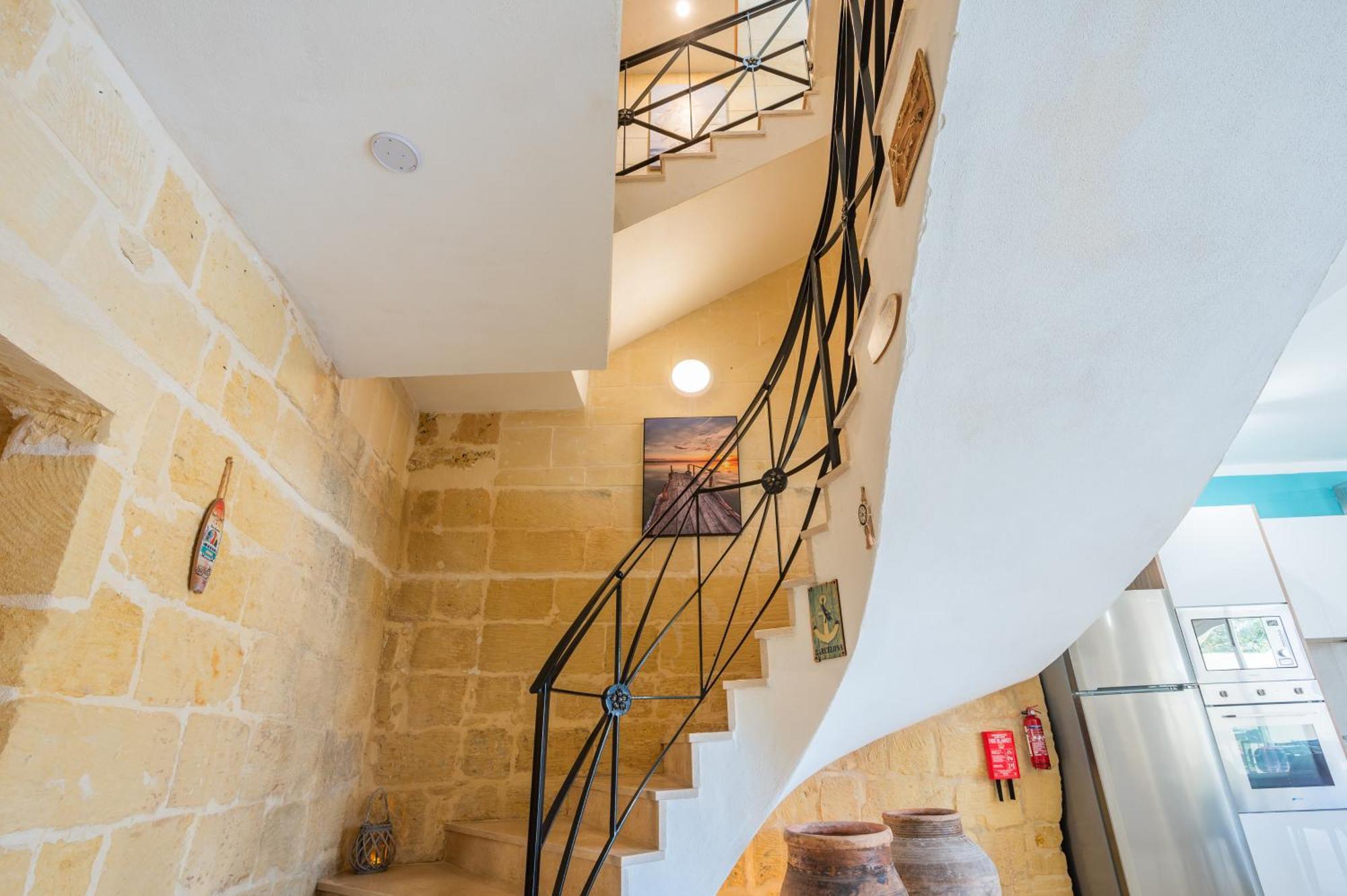 Ellie Boo With Pool And Hot Tub And Games Villa Xewkija